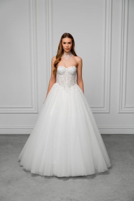 The Tessa wedding dress embodies modern elegance and refined minimalism. The name Tessa, meaning “collector,” perfectly reflects the essence of this gown — a bridal look that gathers admiration and captivated glances through the purity of its lines and effortless sophistication.