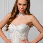 The Tessa wedding dress embodies modern elegance and refined minimalism. The name Tessa, meaning “collector,” perfectly reflects the essence of this gown — a bridal look that gathers admiration and captivated glances through the purity of its lines and effortless sophistication.