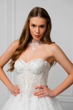 The Tessa wedding dress embodies modern elegance and refined minimalism. The name Tessa, meaning “collector,” perfectly reflects the essence of this gown — a bridal look that gathers admiration and captivated glances through the purity of its lines and effortless sophistication.